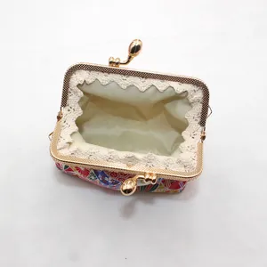 Detail van vintage portemonnee met bloemenpatroon en delicate kanten rand in de voering