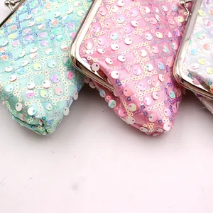 Detail van meerkleurige pailletten portemonnees met vintage metalen sluiting