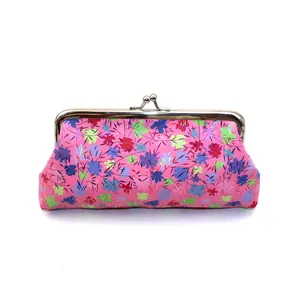 Dettaglio pochette vintage in pelle PU rosa floreale con chiusura a scatto argento