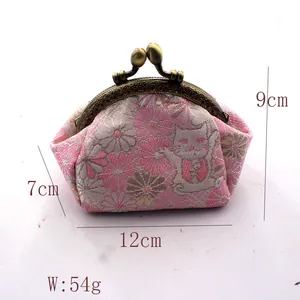 Handgemaakte roze brokaat portemonnee met Maneki Neko-patroon en metalen sluiting