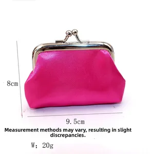 Detailopname van fuchsia satijnen portemonnee met afmetingen 9,5 cm lengte en 8 cm hoogte