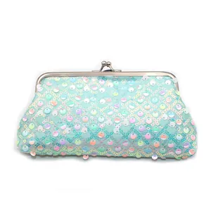 Detail van de mintgroene pailletten clutch met holografische schubben en zilveren kliksluiting