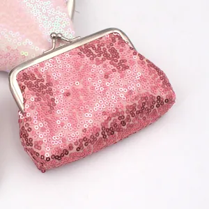 Roze pailletten portemonnee met zilveren metalen sluiting en een zachte voering