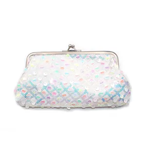Macro-opname van iriserende lovertjes en metalen kliksluiting op de kleine handtas clutch