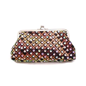 Detail van pailletten clutch met kleurrijk ruitpatroon en metalen sluiting
