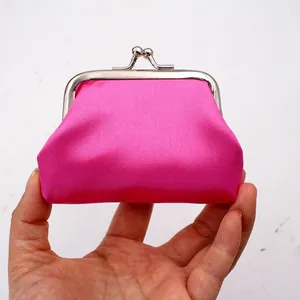 Handheld mini portemonnee van rozerode stof met een zilveren metalen knipsluiting