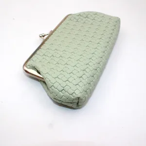 Muntgroene geweven PU-lederen clutch met zilveren metalen frame en retro sluiting