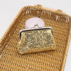Detail van een gouden pailletten portemonnee met een vintage zilveren metalen sluiting
