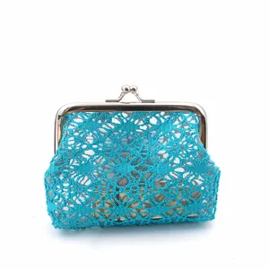 Gedetailleerde opname van turquoise kant beursje met elegante zilveren metalen knipsluiting