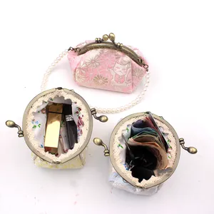 Handgemaakte vintage stoffen portemonnee in Japanse stijl met gelukskat en parelketting