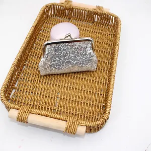 Macro-opname van zilveren lovertjes portemonnee met vintage metalen sluiting in mandje
