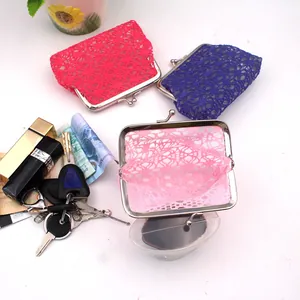 Detail van kanten portemonnees met metalen sluiting in roze, blauw en fuchsia