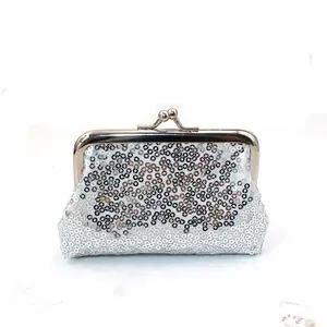 Detail van zilveren pailletten portemonnee met vintage metalen sluiting en glitter effect