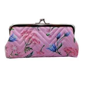 Roze stoffen portemonnee met bloemenprint, V-vormig stiksel en vintage metalen sluiting