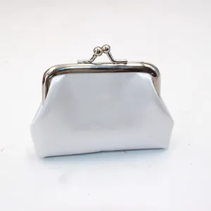 Witte satijnen portemonnee met vintage metalen sluiting voor sieraden en muntjes