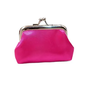 Minimalistische roze stoffen portemonnee met een klassieke zilveren metalen knipsluiting