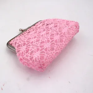 Roze kant mesh portemonnee met bloemenpatroon en vintage metalen sluiting