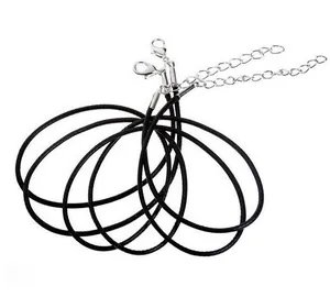 Detalle de cordones negros para collar con cierres de langosta y cadenas de extensión