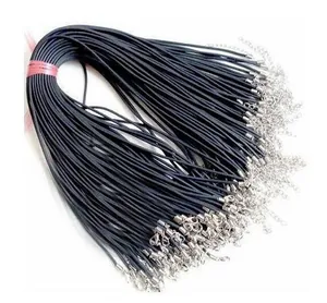 Detalle de cordones negros para collares con cierres de langosta y cadena de extensión