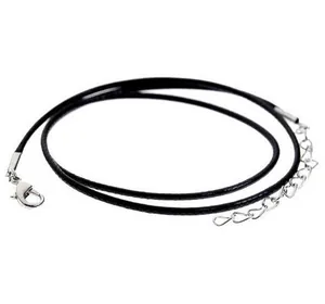 Detalle de cordón negro trenzado para collar con cierre de mosquetón plateado y extensión