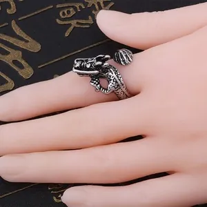 Detailansicht eines verstellbaren Drachenrings mit Vintage-Prägung aus antikem Silber