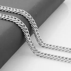 Makroaufnahme einer silbernen Edelstahl-Weizenkette mit dichten Gliedern und metallischem Glanz
