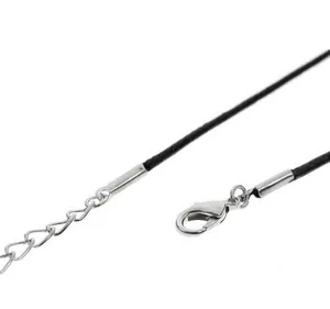 Primer plano del collar de cordón encerado negro con cierre de langosta plateado