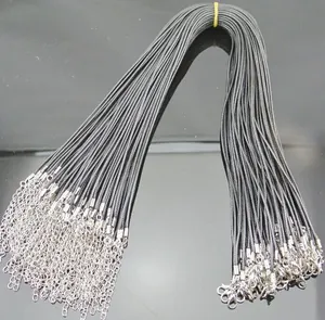 Detalle de collares de cordón de cera negra con cierres de mosquetón y cadenas de extensión