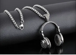 Detailaufnahme der Hip-Hop-Kopfhörer-Halskette mit massiver Box-Kette aus Titanstahl