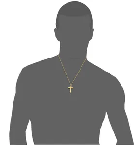 Vista detallada del collar con colgante de cruz dorada sobre silueta masculina