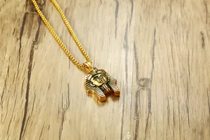 Detalle macro del colgante del faraón egipcio Tutankamón con cadena tejida dorada