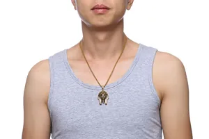 Vista detallada del collar con colgante de faraón egipcio dorado en un modelo masculino