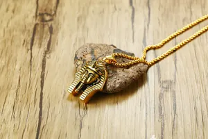 Detalle del colgante de faraón egipcio dorado con cadena tipo box de estilo retro