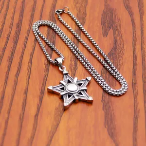 Detail van vintage zeshoekige sterhanger met boxketting op een houten achtergrond