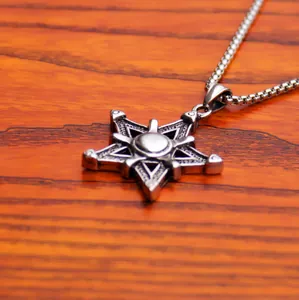 Detailopname van de vintage roestvrijstalen sterhanger met ketting op houtstructuur