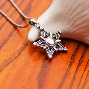 Macro-opname van retro sterhanger aan een boxketting op een houten ondergrond