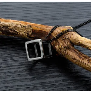 Collar para hombre con colgante de cubo 3D en acero de titanio cepillado retro