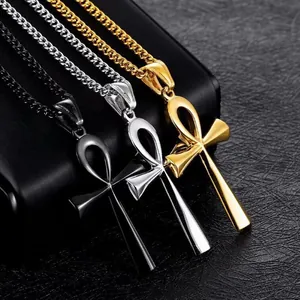 Drei Ankh-Kreuz-Halsketten in Gold, Silber und Schwarz mit eleganten Panzerketten