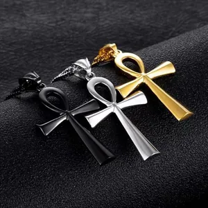 Detail-Makroaufnahme von Ankh-Anhängern in Gold, Silber und Schwarz auf Leder