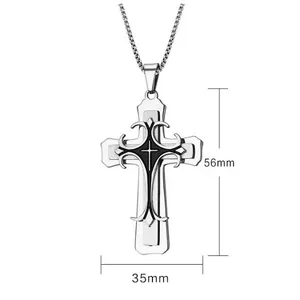 Dettaglio del ciondolo a doppia croce in acciaio inox con misure 56mm per 35mm