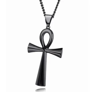 Matte schwarze Edelstahl-Ankh-Kreuz Anhänger Halskette auf reinem weißem Hintergrund