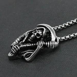 Detailansicht eines gotischen Sensenmann-Anhängers aus gebürstetem Edelstahl mit Kette
