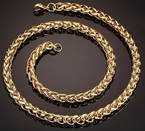 Detailansicht einer goldenen Weizenkette mit einem robusten Karabinerverschluss für Herren