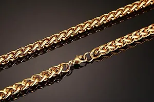 Makroaufnahme einer goldener Weizenkette Halskette mit Karabinerverschluss und Details