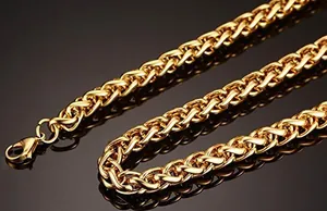 Makro-Detail einer goldenen Weizenkette mit poliertem Edelstahl-Karabinerverschluss