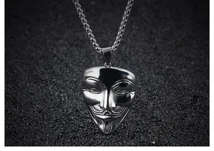 Gros plan du pendentif masque V pour Vendetta en métal argenté au style punk poli