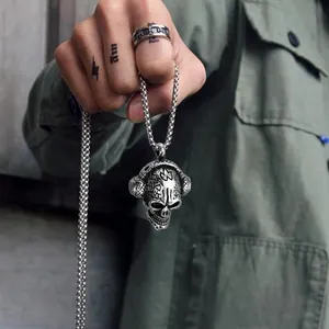 Ciondolo teschio punk retrò con design a cuffia e dettagli incisi su catena