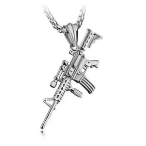 Détail du pendentif fusil d'assaut en acier inoxydable argenté sur chaîne box