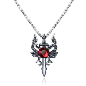 Vue macro du pendentif épée et dragon en acier titane avec une pierre rouge facettée