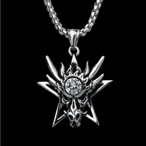 Detailansicht des Drachenkopf-Anhängers mit Sternmotiv und weißem Zirkon im Gothic-Stil